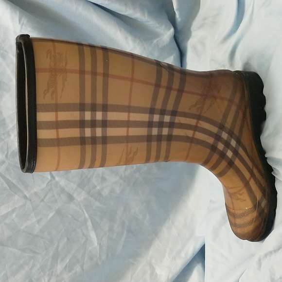 💯 Authentic Burberry Tan and Brown Checkered Rain Boots. (Size/37) - Picture 13 of 16